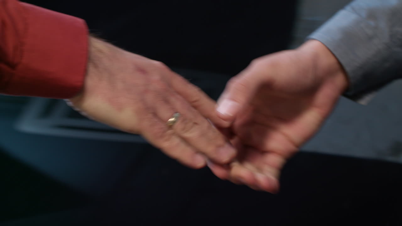 transferencia de dinero de mano a mano. concepto de negocio exitoso. apretón de manos