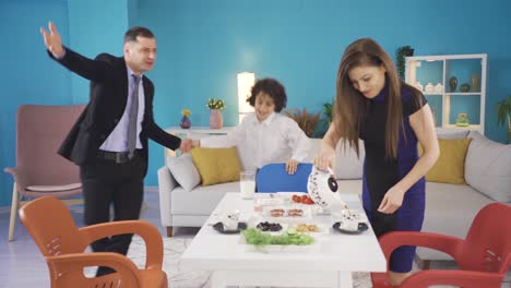la familia feliz comienza el día con un desayuno feliz y alegre los días laborables.