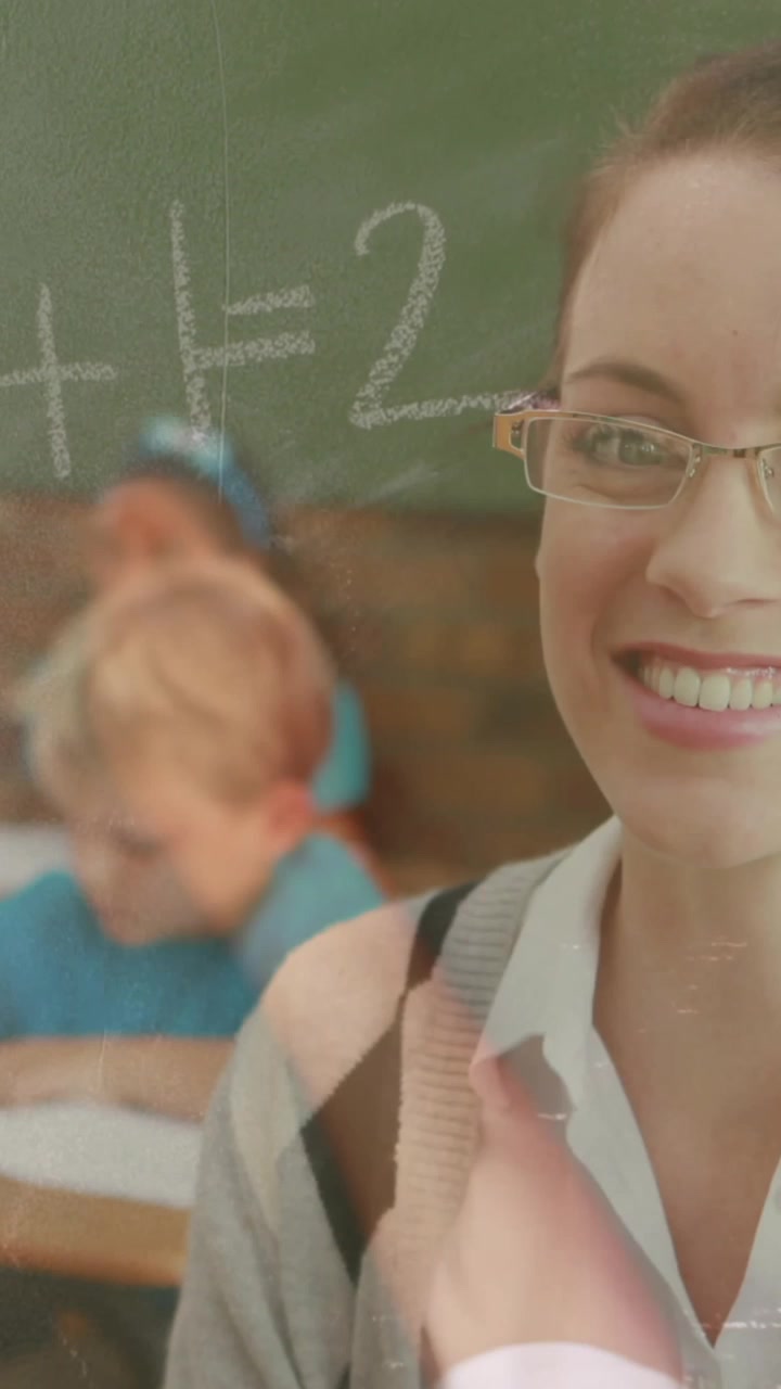 insegnante con animazione in classe 4k