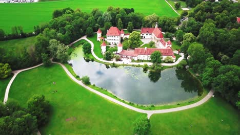 Malerisches-Schloss-Blutenburg-In-München-Bayern-Deutschland-In-Einer-Drohnenaufnahme---Herauszoomen