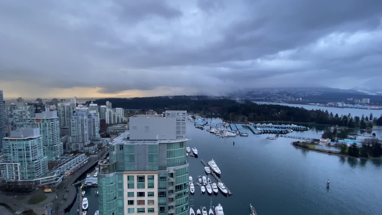 vista de un clima tormentoso sobre el puerto de vancouver, canadá, con barcos pasando