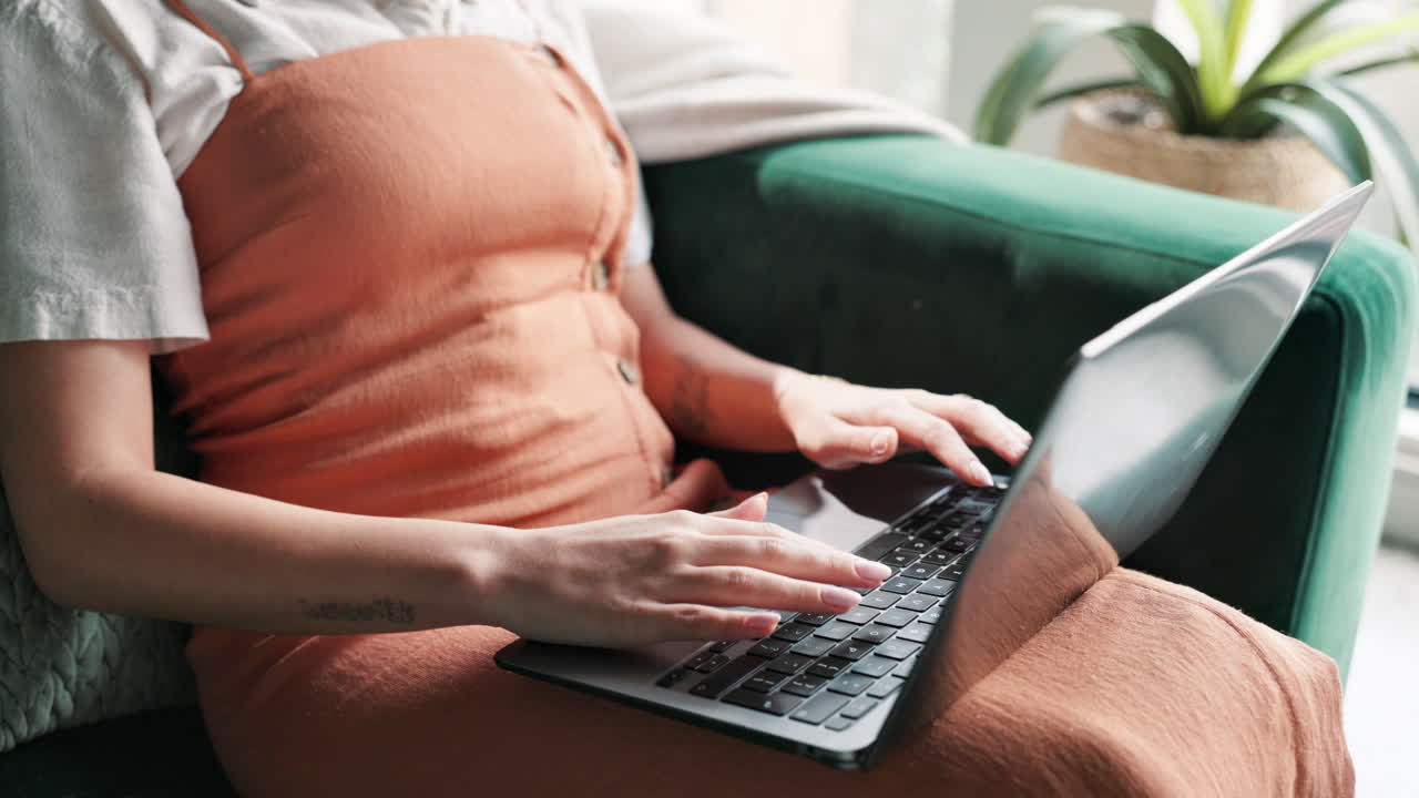 Mujer que trabaja en la computadora portátil