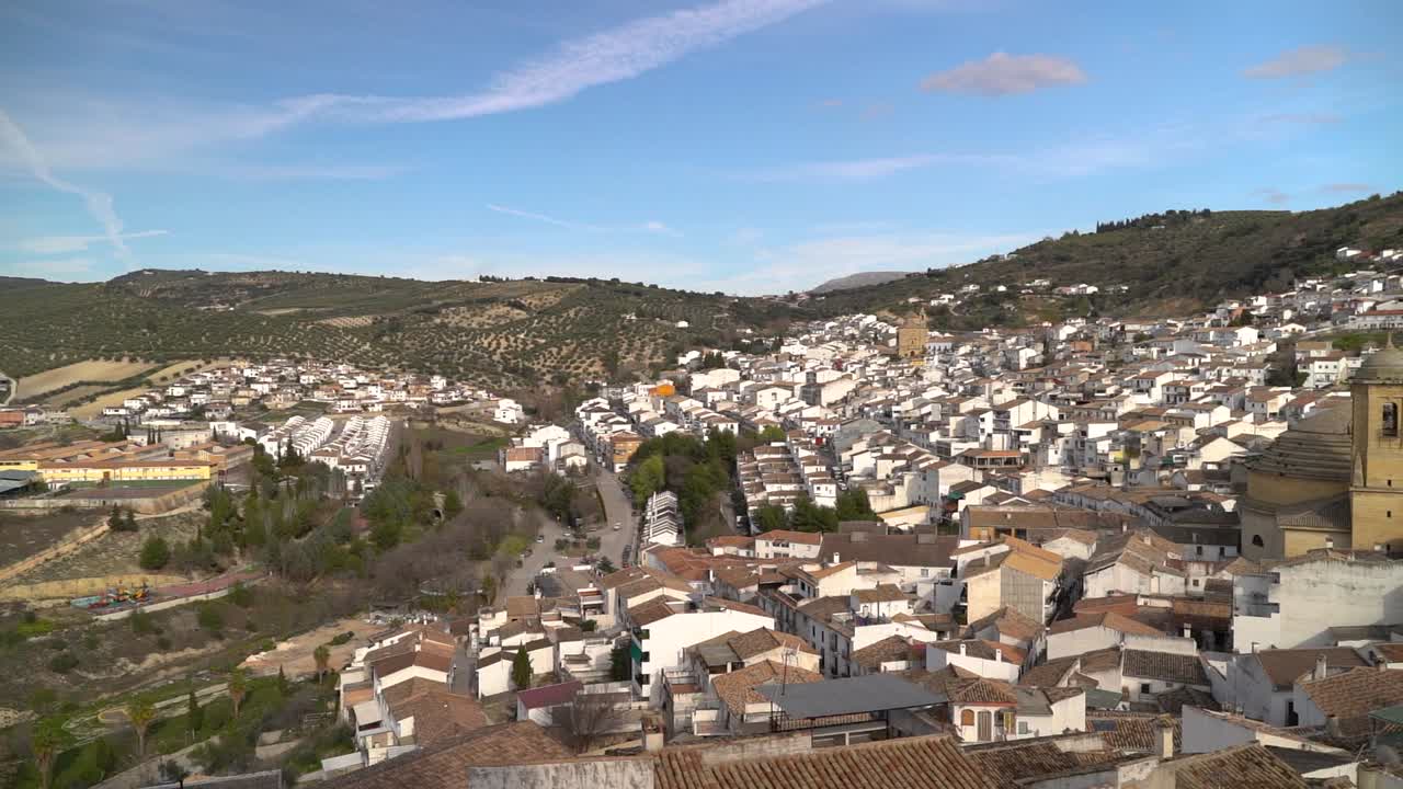 panorámica en cámara lenta a través de un pequeño pueblo en andalucía con iglesia redonda