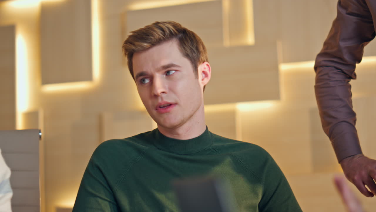 실망한 비즈니스 팀은 기업 문제에 대해 긴장감을 느니다.