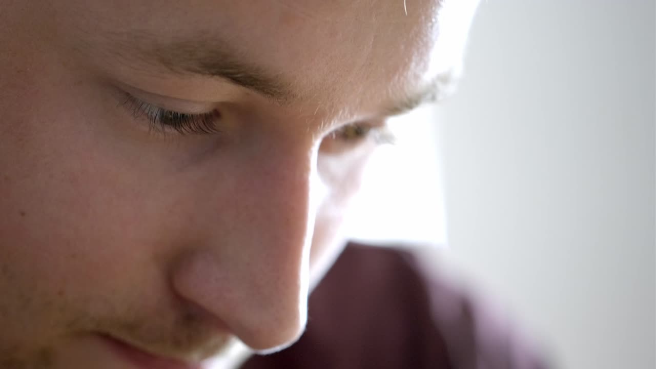 primer plano de la cara de un hombre