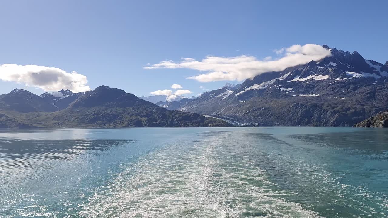 Glacier Bay Alaska: Blick auf Berge und Fjordlandschaft mit Wasser