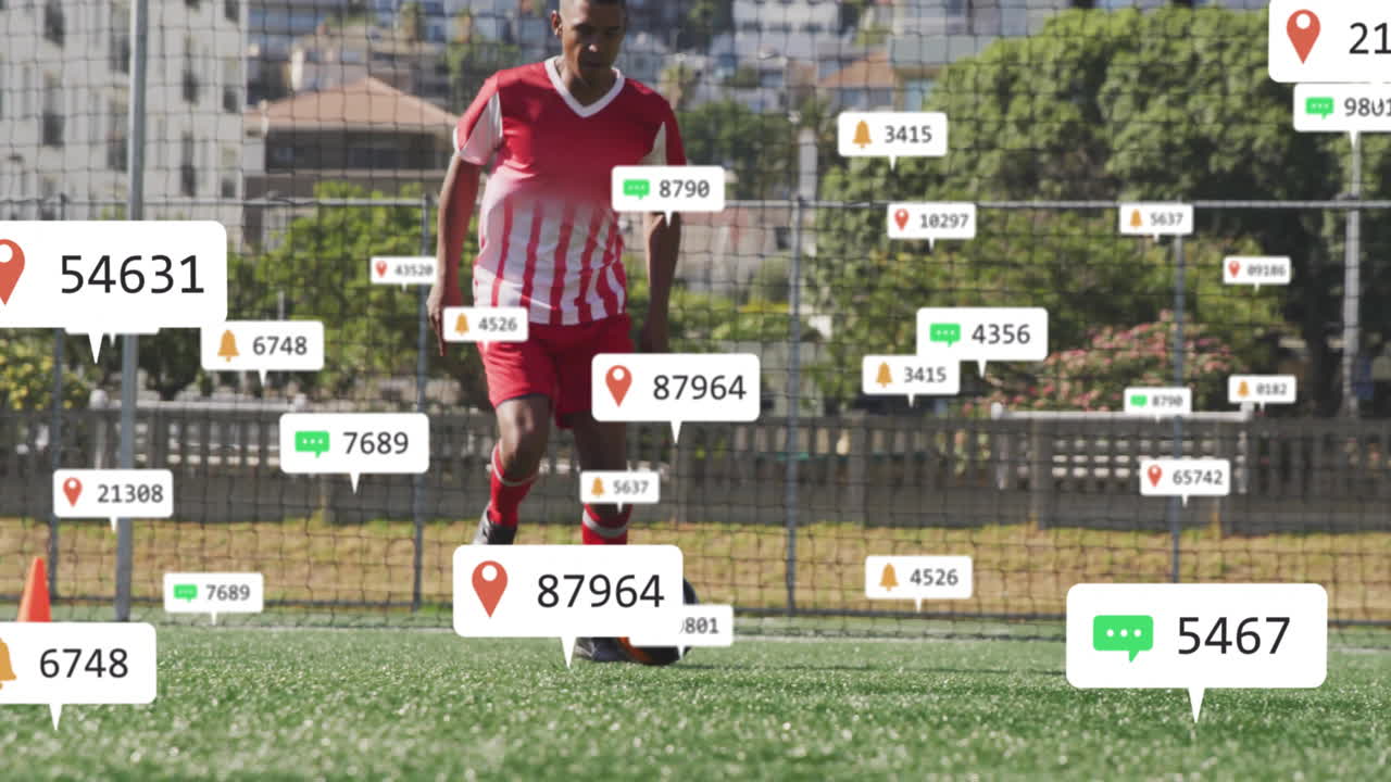 Calciatore che controlla il pallone su campo sintetico urbano, mostrando tecnologia sportiva con bolle di chat.