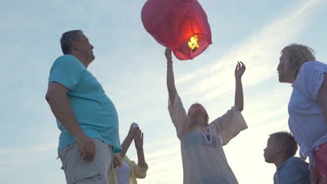 Gran-Familia-Lanzando-Linterna-Del-Cielo