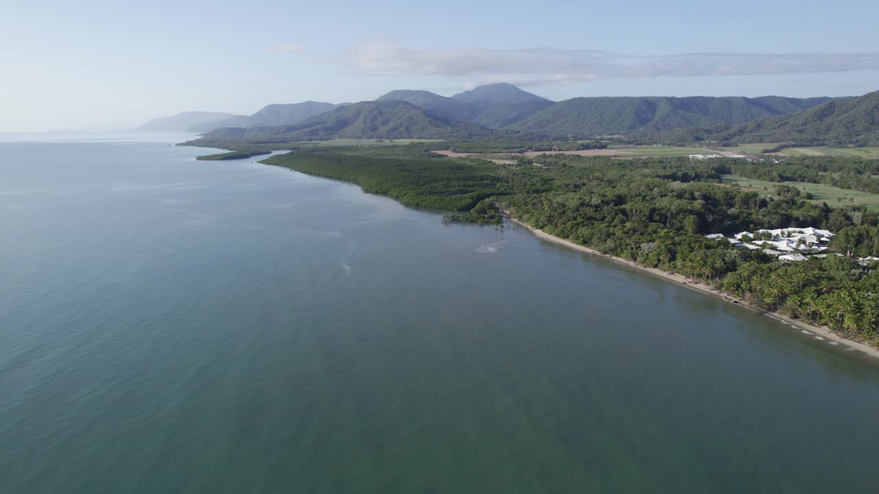 port douglas en la costa del mar de coral del norte de queensland en australia