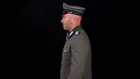 retrato de un oficial del ejército alemán de la segunda guerra mundial con una pistola p38