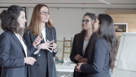 mujeres de negocios que hablan en la oficina