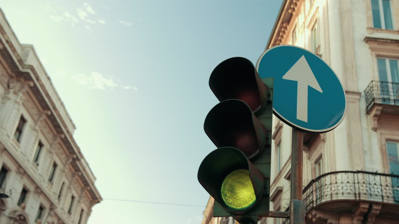 el semáforo está roto y la luz amarilla no funciona. rojo cambia a verde