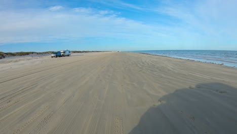 POV-Mientras-Conduce-Un-4x4-Y-Pasa-A-Otros-En-La-Playa-En-North-Padre-Island-National-Seashore-Cerca-De-Corpus-Christi,-Texas,-EE.UU.