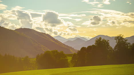 Austria-Cerca-Del-Lago-Attersee---Lapso-De-Tiempo-De-Paisaje-Nublado-Con-Alpes-Y-Valle-Verde