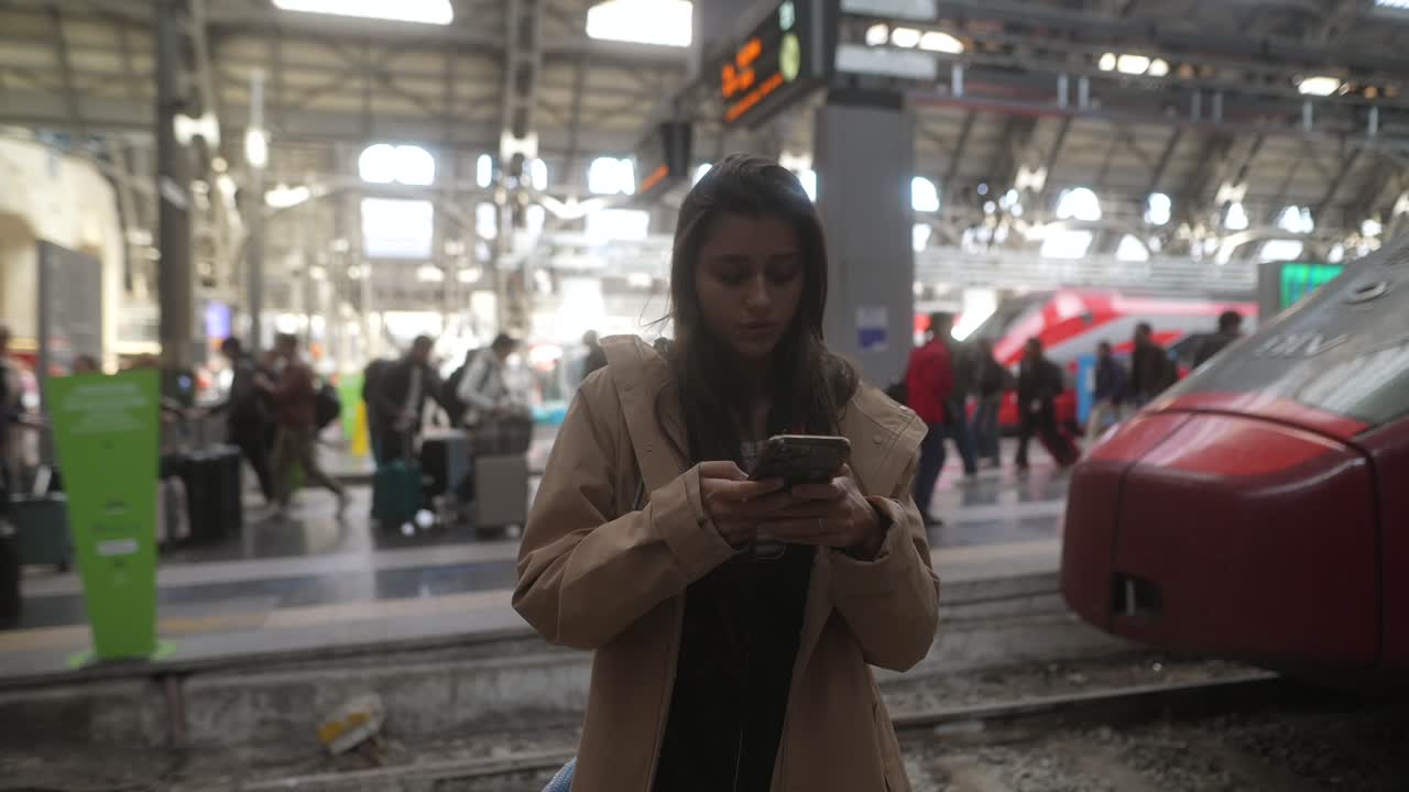 기차역 에서 전화 를 사용하는 여자