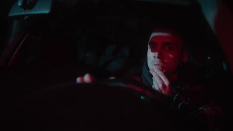 hombre conduciendo por la noche
