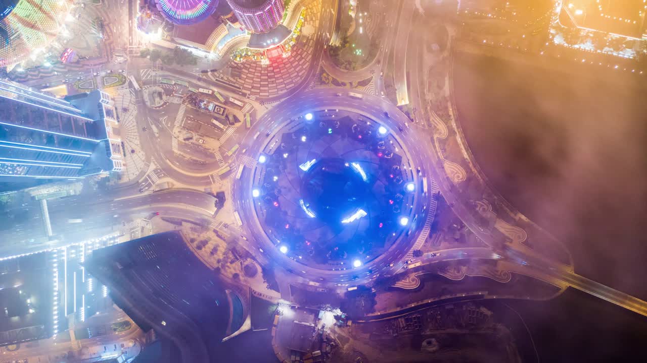 iluminación nocturna macao centro del tráfico círculo de la calle panorámica aérea de arriba hacia abajo 4k timelapse china
