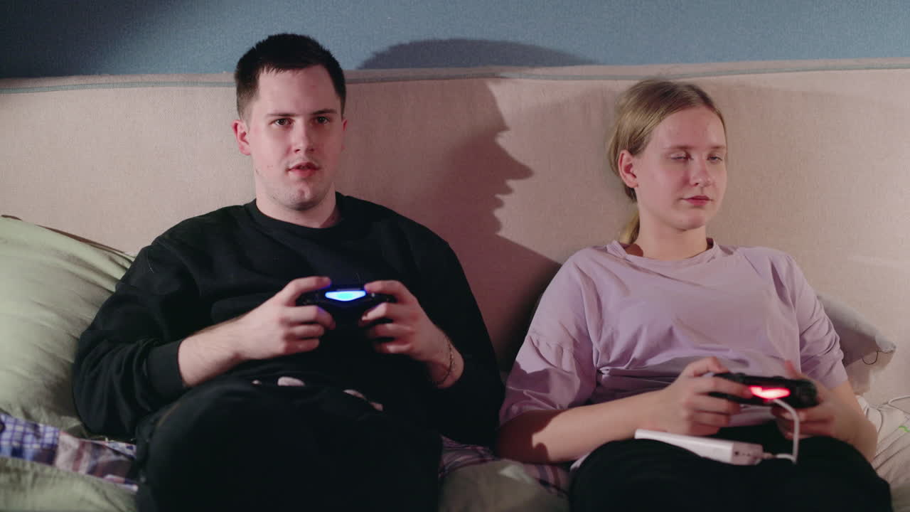 밤 에 게임 하는 부부