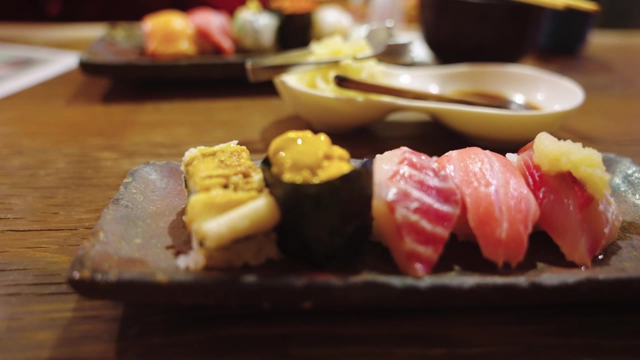 美味しい日本の「おまかせ」寿司セット、マグロ、ウニ、ウナギ、日本酒。