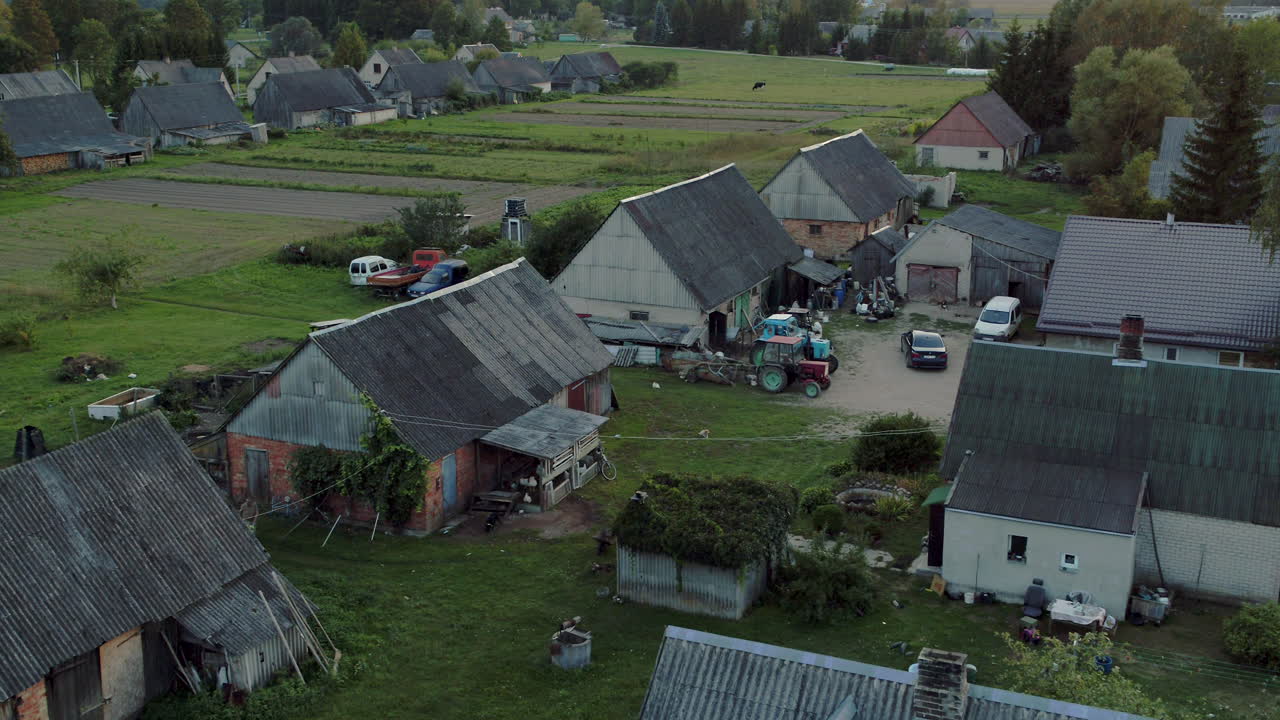 새벽에 시골 마을의 드론 샷