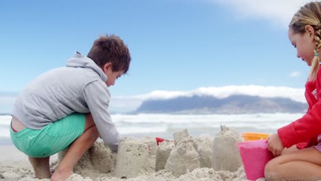 Kinder-Bauen-Sandburg-Am-Strand