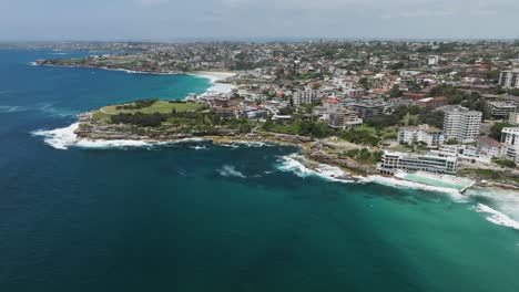 Toma-Aérea-De-Drones:-Bondi-Beach,-Australia,-Icónico-Destino-Turístico-Costero