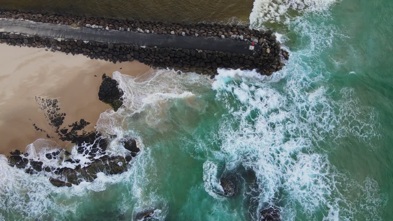 cudgen creek, kingscliff, nsw, australia의 거품 바다 파도와 청록색 물 - 공중 하향식