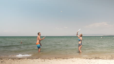 Junge-Leute-Genießen-Tennis-Im-Meer