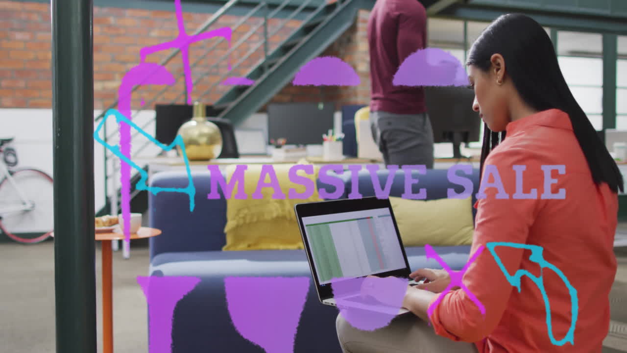 Donna che lavora al portatile con animazione 'Massive Sale' su una scena d'ufficio