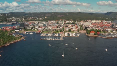 Segelboot-Verlässt-Den-Hafen-Von-Kristiansand-In-Norwegen