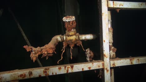 grifo de agua oxidado en silo nuclear inundado