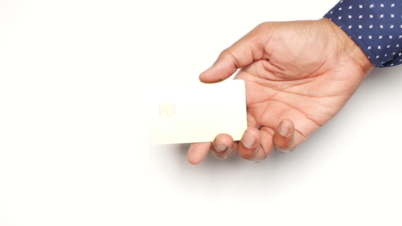 금색 신용카드를 들고 있는 손