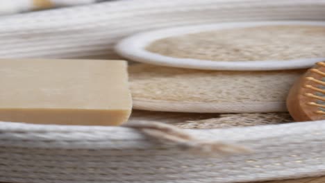 productos naturales para el baño y el cuidado del cuerpo en una canasta