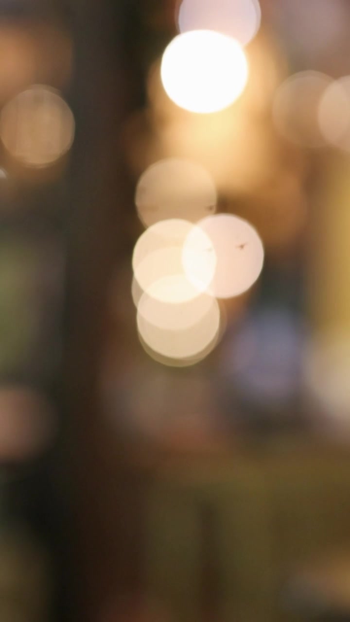 Luci bokeh dorate, sfocate e sognanti formano uno sfondo verticale morbido ideale per i social media