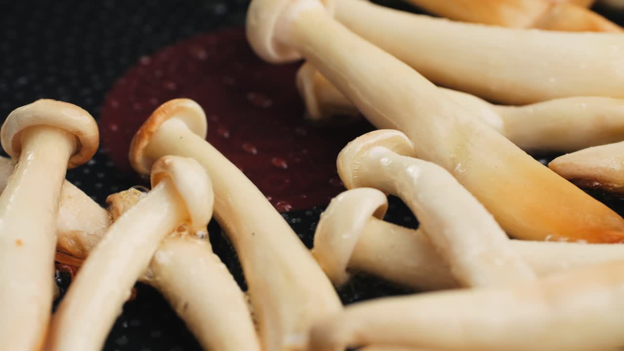 freír setas en una sartén