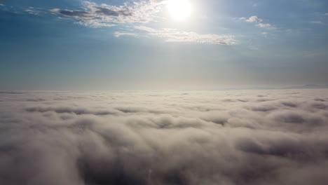 Vista-De-Drones-De-Un-Paisaje-Nublado-De-Ensueño-Sobre-La-Línea-Del-Horizonte