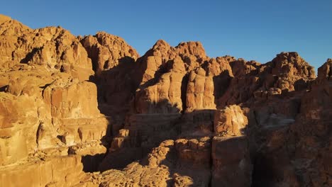 Luftaufnahme-Des-Zerklüfteten-Geländes-Des-Bergs-Sinai-In-Sinai,-Ägypten,-Veranschaulicht-Das-Konzept-Der-Natürlichen-Majestät-Und-Ein-Zeitloses-Symbol-Der-Ehrfurcht-Und-Ehrfurcht