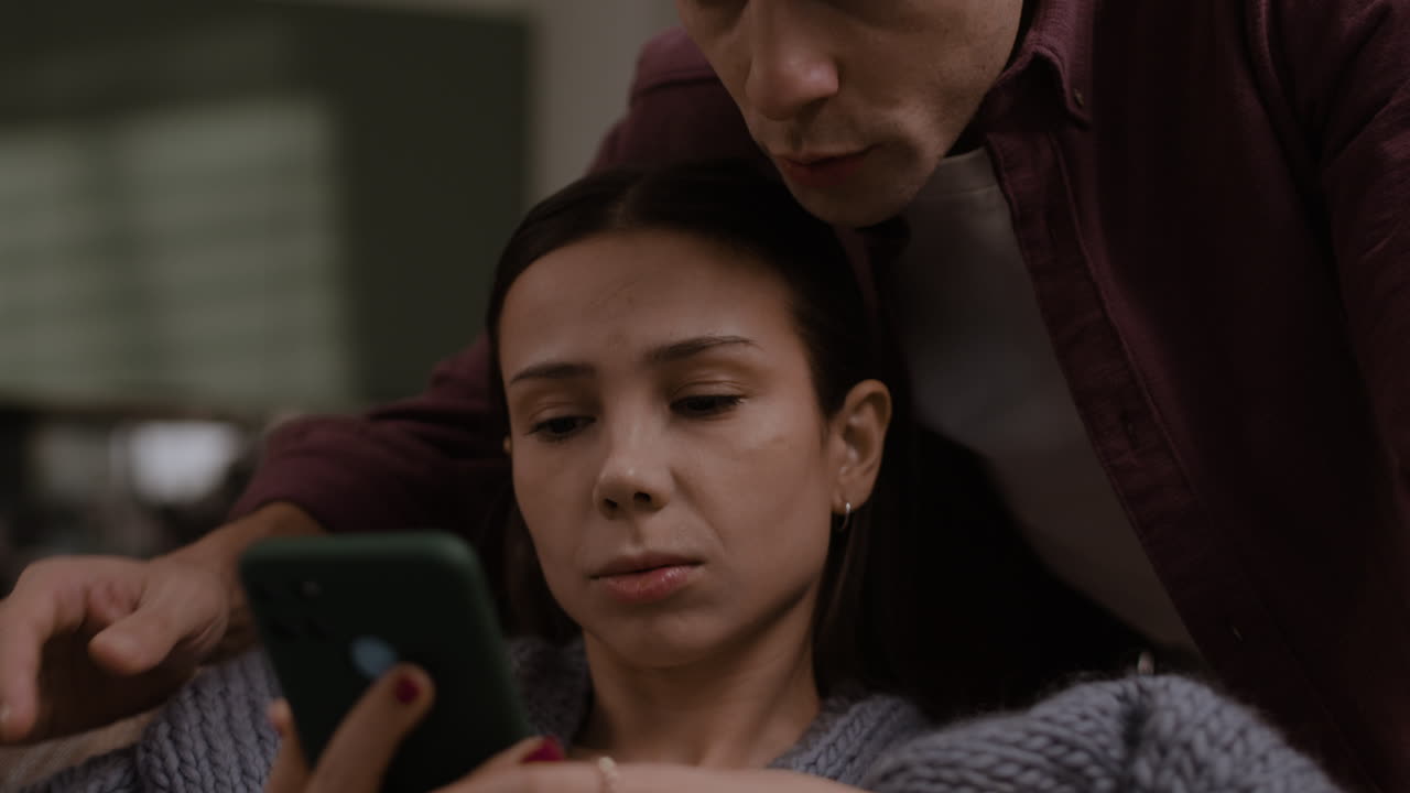 스마트폰 을 보고 있는 부부