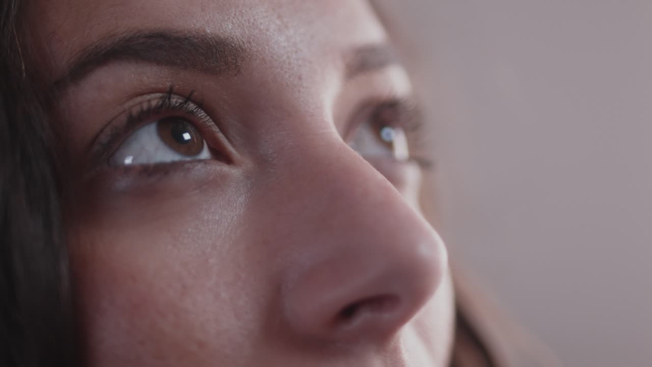 de cerca en hermosos ojos mirando hacia arriba