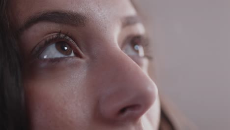 Close-up-on-Beautiful-eyes-looking-up