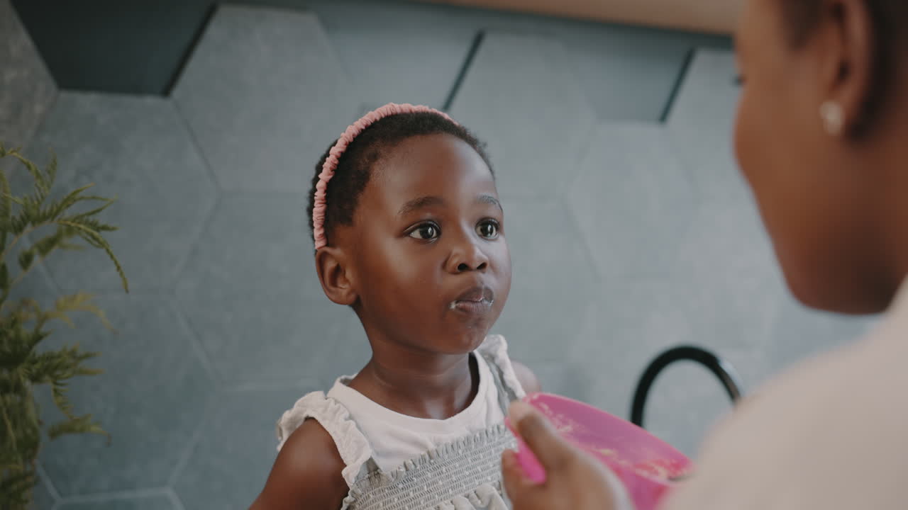 흑인 가족, 음식과 어머니 먹이 소녀