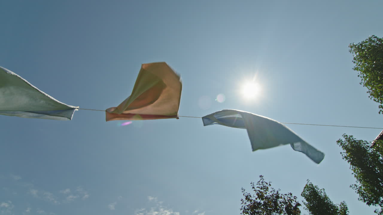 옷이 밝은 하늘 아래 선에 건조