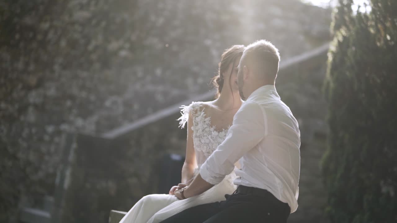 야외에서 키스하는 만적인 커플