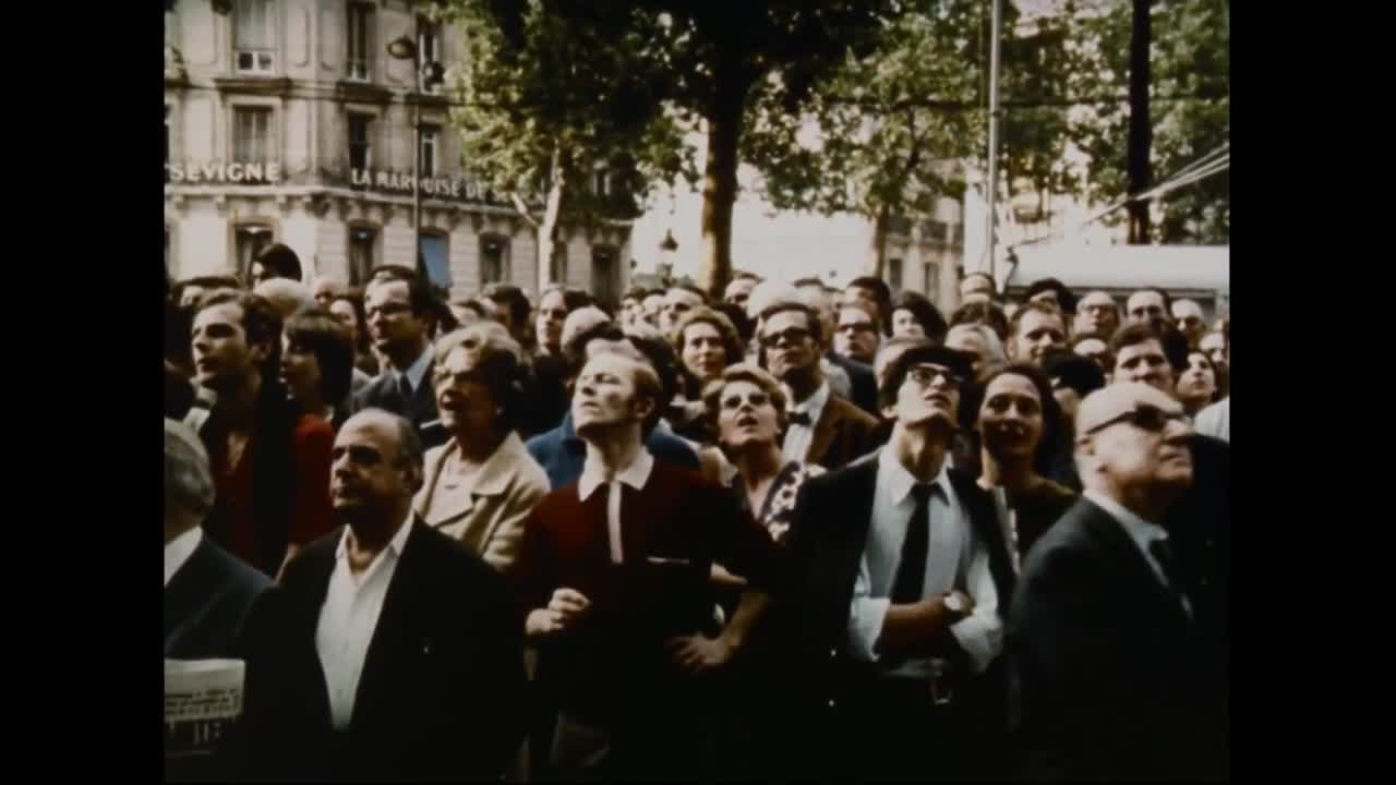 los astronautas del apolo 11 caminan sobre la luna mientras la gente observa en todas partes de la tierra 1