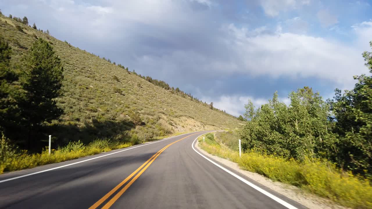 Filmagem em primeira pessoa de uma viagem de carro nas Montanhas Rochosas do Colorado