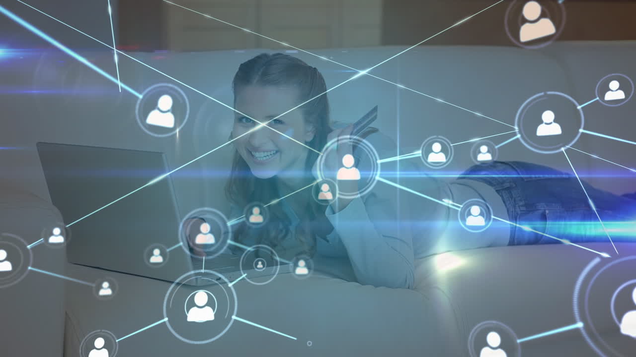 animación de una red brillante de iconos de perfil sobre una mujer caucásica que usa una computadora portátil en casa