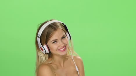 mujer con auriculares escuchando música