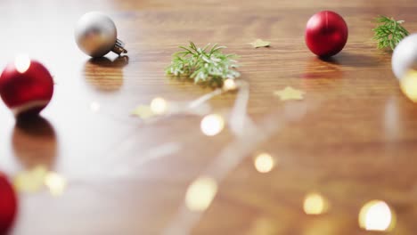 video de decoraciones de navidad con adornos y ramas de abeto sobre fondo de madera