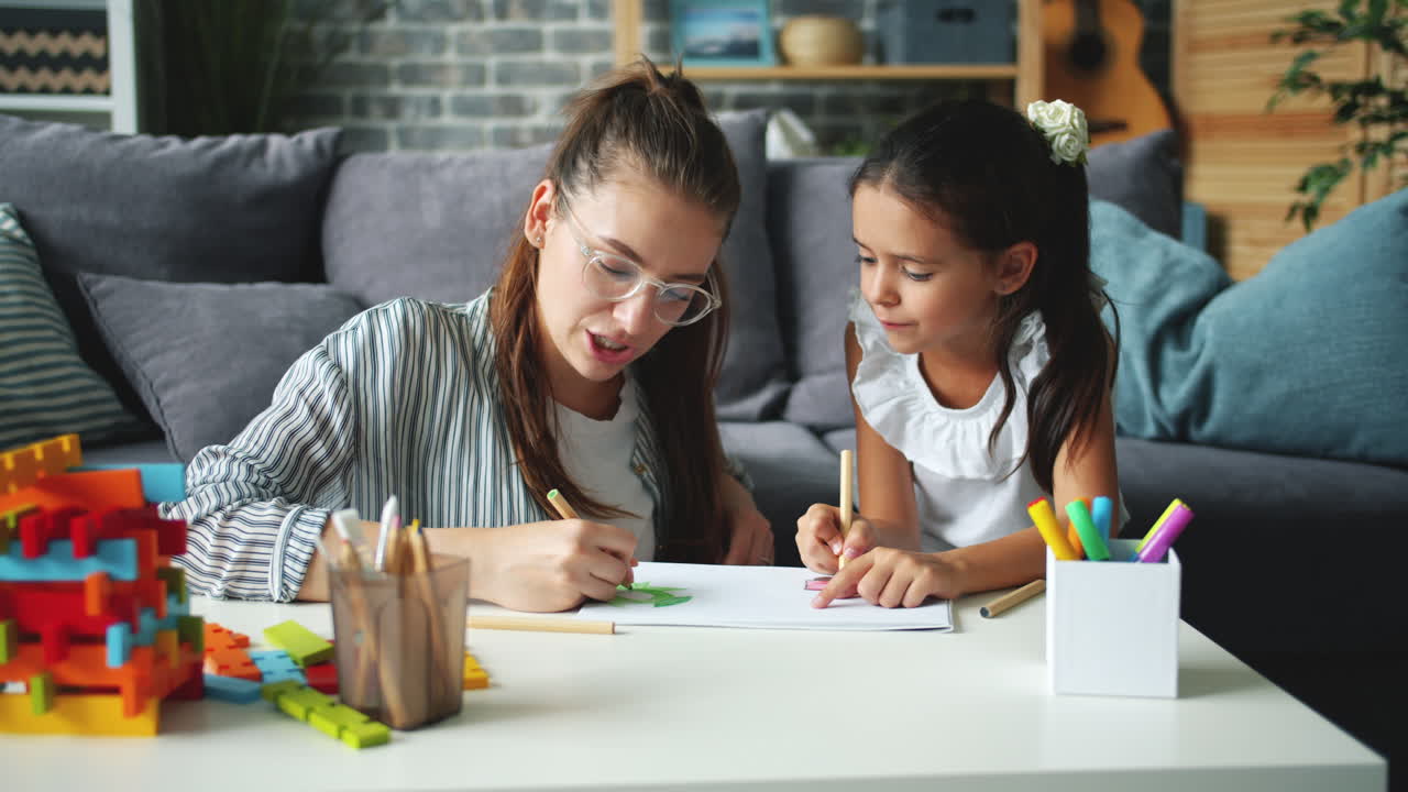 madre e hija dibujando juntos