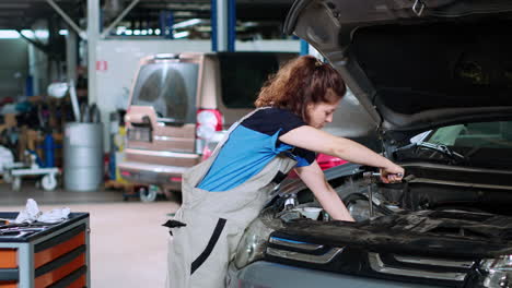 Profi-In-Der-Garage,-Der-Autoöl-Wechselt